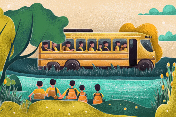 Autobus z dziećmi jadącymi na szkolny spływ kajakowy